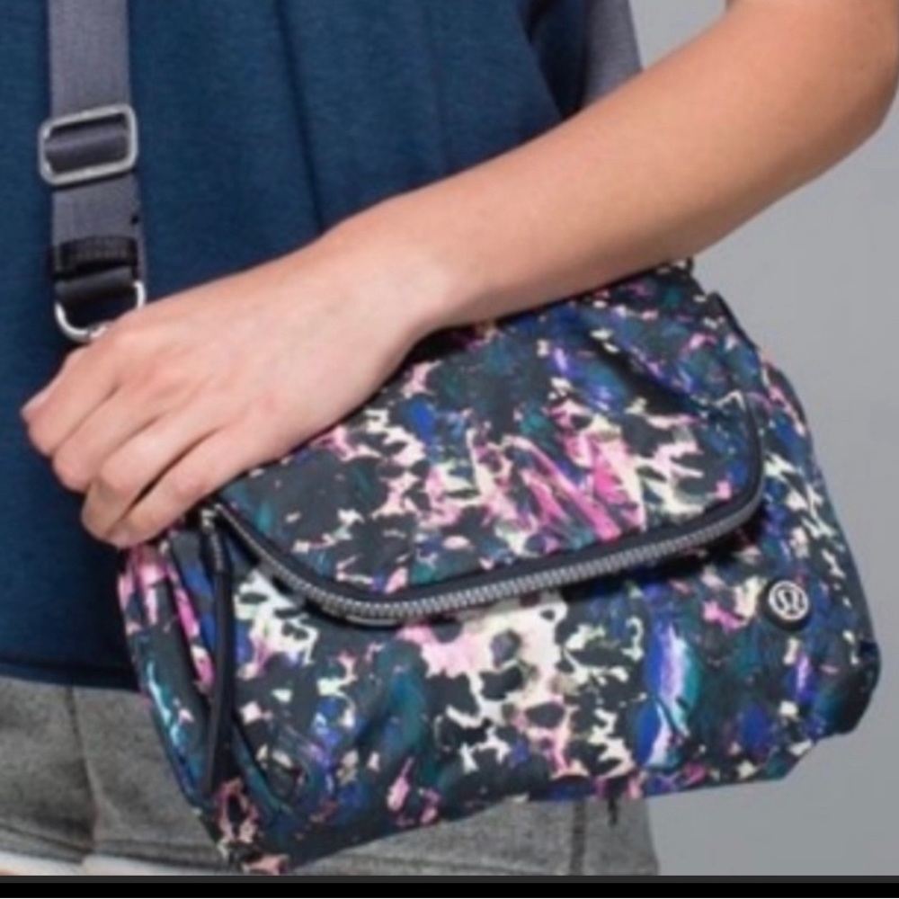 LULULEMON PARTY OM BAG
FLORAL BACKDROP BLACK MULTI-DEEP COAL